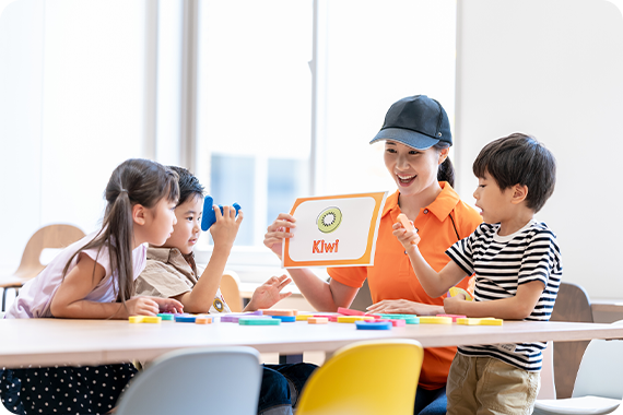 小さいお子様でも安心！子ども専門の講師陣